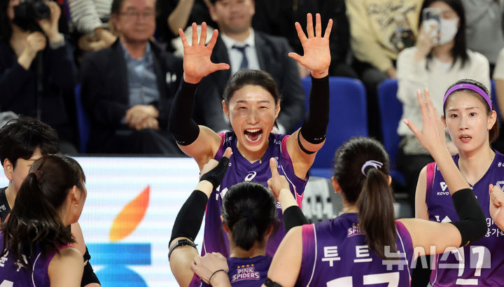 [대전=뉴시스] 강종민 기자 = 4일 대전 충무체육관에서 열린 2024~2025 V-리그 여자부 챔피언결정전 흥국생명 핑크스파이더스와 정관장 레드스파크스의 경기에서 흥국생명 김연경이 득점한 후 환호하고 있다. 2025.04.04. ppkjm@newsis.com