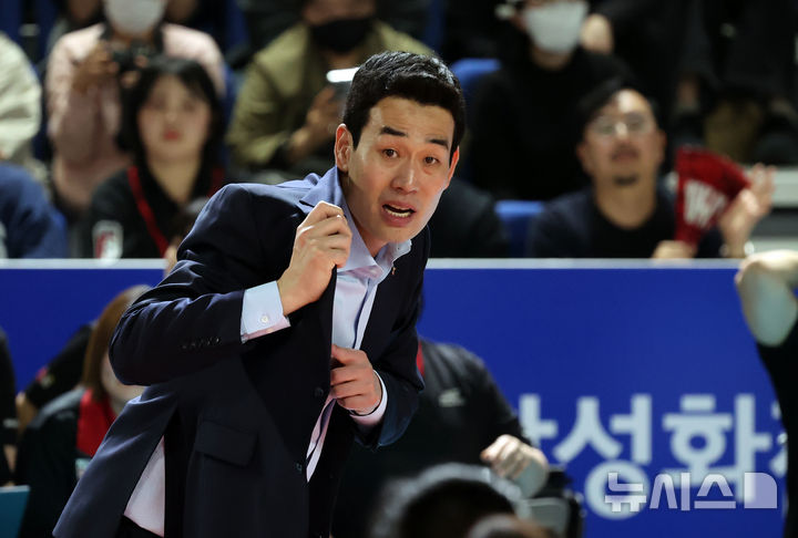 [대전=뉴시스] 강종민 기자 = 4일 대전 충무체육관에서 열린 2024~2025 V-리그 여자부 챔피언결정전 흥국생명 핑크스파이더스와 정관장 레드스파크스의 경기에서 정관장 고희진 감독이 작전지시를 하고 있다. 2025.04.04. ppkjm@newsis.com