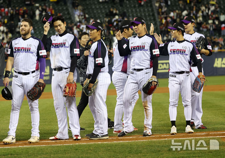 [서울=뉴시스] 홍효식 기자 = 4일 서울 송파구 잠실야구장에서 열린 2025 KBO리그 KIA 타이거즈와 LG 트윈스의 경기, 8-2로 승리한 LG 선수들이 자축하고 있다. 2025.04.04. yesphoto@newsis.com