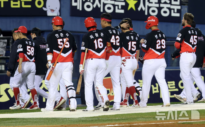 [서울=뉴시스] 홍효식 기자 = 4일 서울 송파구 잠실야구장에서 열린 2025 KBO리그 KIA 타이거즈와 LG 트윈스의 경기, 8-2로 패배한 KIA 선수들이 더그아웃으로 향하고 있다. 2025.04.04. yesphoto@newsis.com
