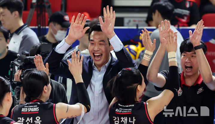 [대전=뉴시스] 강종민 기자 = 4일 대전 충무체육관에서 열린 2024~2025 V-리그 여자부 챔피언결정전 흥국생명 핑크스파이더스와 정관장 레드스파크스의 경기에서 세트 스코어 3:2로 역전승을 거둔 뒤 고희진 정관장 감독이 선수들과 하이파이브를 하고 있다. 2025.04.04. ppkjm@newsis.com