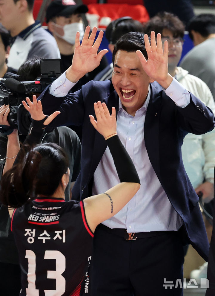[대전=뉴시스] 강종민 기자 = 4일 대전 충무체육관에서 열린 2024~2025 V-리그 여자부 챔피언결정전 흥국생명 핑크스파이더스와 정관장 레드스파크스의 경기에서 세트 스코어 3:2로 역전승을 거둔 뒤 고희진 정관장 감독이 선수들과 하이파이브를 하고 있다. 2025.04.04. ppkjm@newsis.com