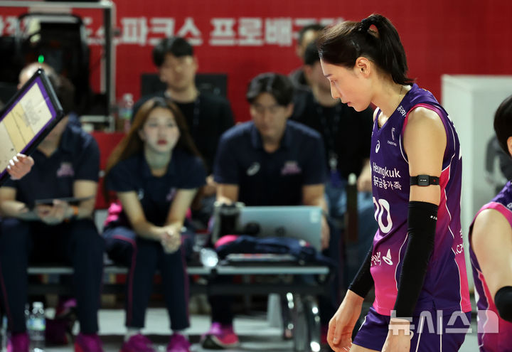 [대전=뉴시스] 강종민 기자 = 4일 대전 충무체육관에서 열린 2024~2025 V-리그 여자부 챔피언결정전 흥국생명 핑크스파이더스와 정관장 레드스파크스의 경기에서 세트 스코어 3:2로 역전패를 당한 흥국생명 김연경과 선수들이 코트를 떠나고 있다. 2025.04.04. ppkjm@newsis.com