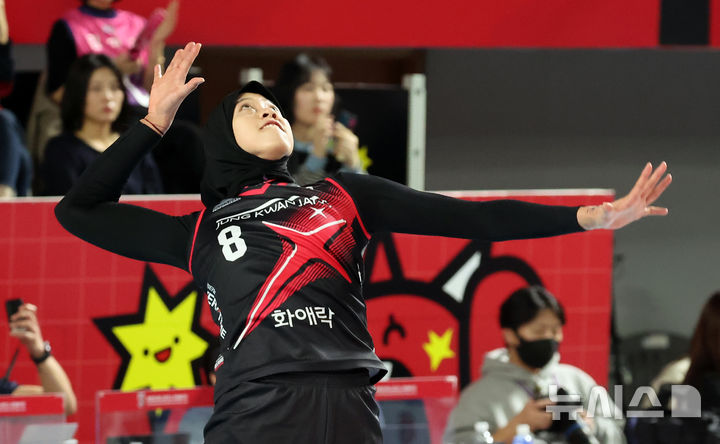 [대전=뉴시스] 강종민 기자 = 4일 대전 충무체육관에서 열린 2024~2025 V-리그 여자부 챔피언결정전 흥국생명 핑크스파이더스와 정관장 레드스파크스의 경기에서 정관장 메가왓티가 강서브를 넣고 있다. 2025.04.04. ppkjm@newsis.com