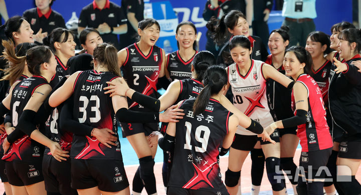 [대전=뉴시스] 강종민 기자 = 4일 대전 충무체육관에서 열린 2024~2025 V-리그 여자부 챔피언결정전 흥국생명 핑크스파이더스와 정관장 레드스파크스의 경기에서 세트 스코어 3:2로 역전승을 거둔 뒤 정관장 선수들이 기뻐하고 있다. 2025.04.04. ppkjm@newsis.com