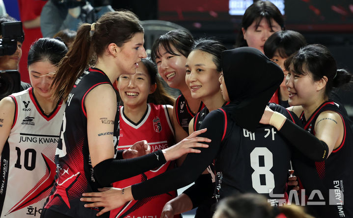 [대전=뉴시스] 강종민 기자 = 4일 대전 충무체육관에서 열린 2024~2025 V-리그 여자부 챔피언결정전 흥국생명 핑크스파이더스와 정관장 레드스파크스의 경기에서 세트 스코어 3:2로 역전승을 거둔 정관장 선수들이 기뻐하고 있다. 2025.04.04. ppkjm@newsis.com