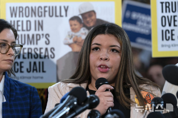 [AP/뉴시스] 가르시아의 미국인 부인 제니퍼 바스케스가 4일 이민보호 센터 기자회견서 말하고 있다 