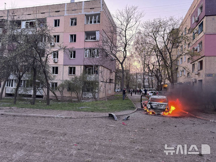 [크리비리흐=AP/뉴시스] 4일(현지 시간) 우크라이나 드니프로페트로우스크주 크리비리흐에서 러시아의 미사일 공격이 있은 뒤 한 아파트 건물 앞 차량이 불에 타고 있다. 주거지를 강타한 이번 공격으로 현재까지 어린이 9명을 포함해 19명이 사망하고, 74명이 부상했다. 2025.04.06.