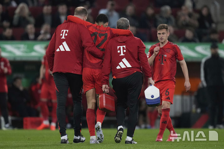[아우크스부르크=AP/뉴시스] 독일 프로축구 분데스리가 바이에른 뮌헨의 자말 무시알라가 부상 이후 부축을 받으며 그라운드를 빠져나가고 있다. 2025. 4. 4.