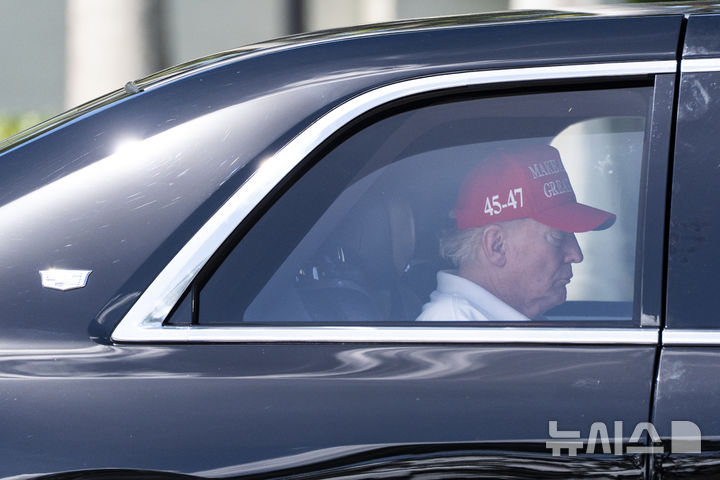 [웨스트팜비치=AP/뉴시스]도널드 트럼프 미 대통령이 4일(현지시각) 자신이 소유한 트럼프 인터내셔널 골프 클럽에서 골프를 친 뒤 떠나고 있다. 2025.4.5. 