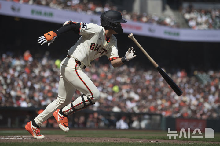 [샌프란시스코=AP/뉴시스] 샌프란시스코 자이언츠의 이정후가 4일(현지 시간) 미 캘리포니아주 샌프란시스코의 오라클 파크에서 열린 2025 메이저리그 시애틀 매리너스와의 경기 4회 말 1타점 적시타를 친 후 1루로 달리고 있다. 이정후는 6타수 1안타 1타점 1득점 1도루를 기록했고 8-9로 끌려가던 샌프란시스코는 연장 11회 말 윌리 아다메스의 역전 2타점 적시타로 10-9로 승리했다. 2025.04.05.