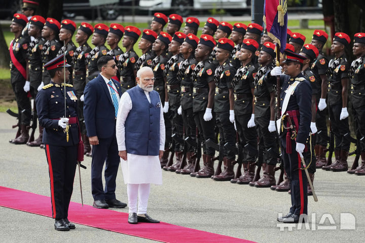 [콜롬보=AP/뉴시스] 나렌드라 모디 인도 총리가 5일 스리랑카 콜롬보를 공식 방문해 환영식에서 의장대 사열을 받고 있다. 2025.04.07.