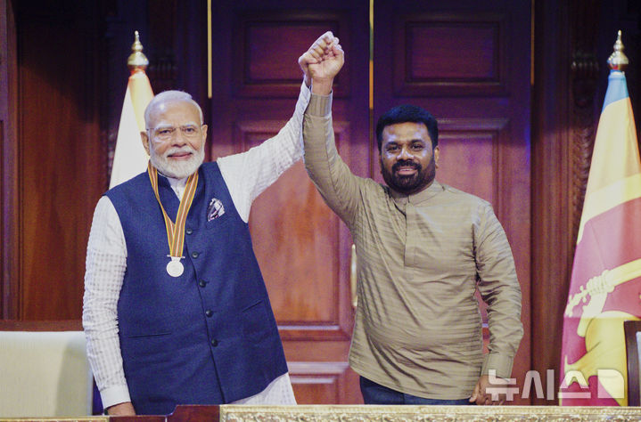 [콜롬보=AP/뉴시스] 나렌드라 모디 인도 총리(왼쪽)와 아누라 쿠마라 디스사나야케 스리랑카 대통령이 5일 스리랑카 콜롬보에서 정상회담을 마친 뒤 연대의 손을 잡고 있다. 2025.04.05.