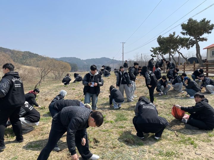 [태안=뉴시스] 호서대학교 법경찰행정학과 학생과 교수들이 태안 원북면 신두리 해변 일대에서 환경정화 봉사활동을 하고 있다.(사진=호서대학교 제공) *재판매 및 DB 금지