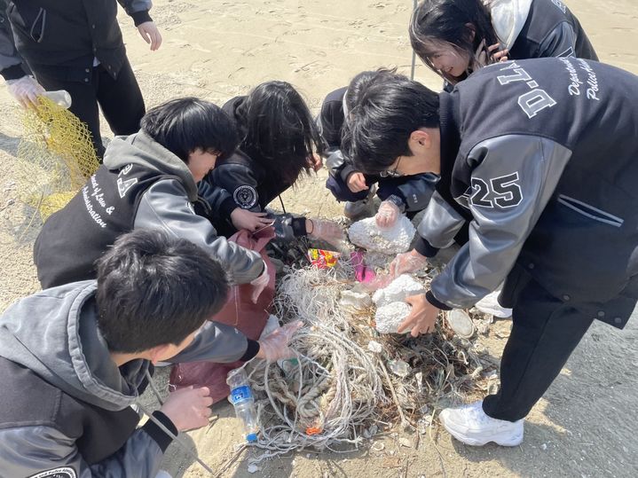 [태안=뉴시스] 호서대학교 법경찰행정학과 학생과 교수들이 태안 원북면 신두리 해변 일대에서 환경정화 봉사활동을 하고 있다.(사진=호서대학교 제공) *재판매 및 DB 금지