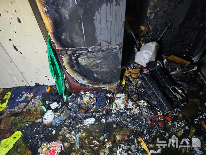 [부천=뉴시스] 정일형 기자 = 부천 주택서 불. (사진은 부천소방서 제공)