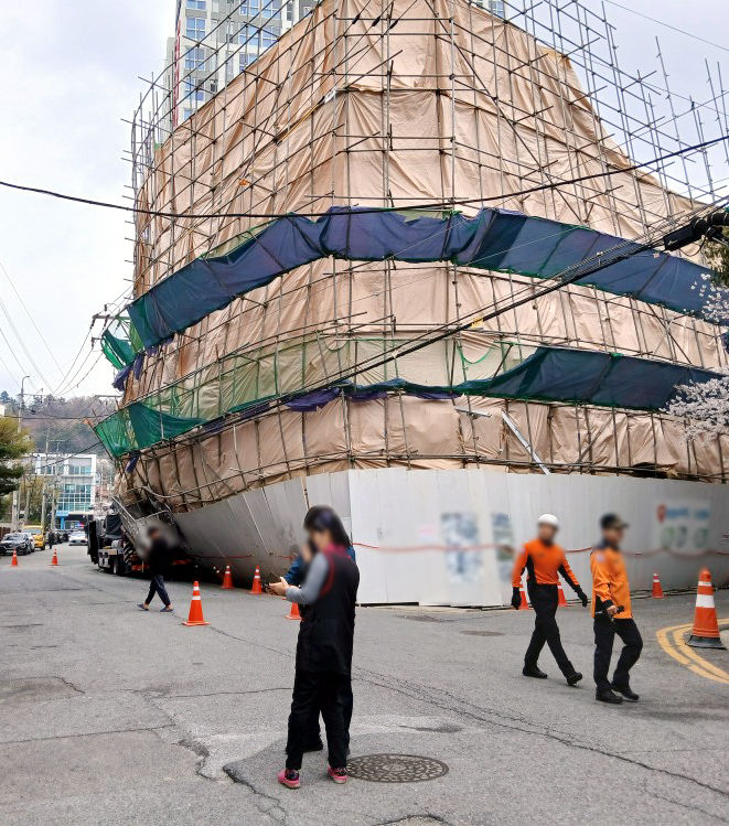 [여수=뉴시스] 4일 오후 12시께 전남 여수시 학동 거북선 공원 인근에서 건물 해체중 기울임이 발생해 도로가 차단돼 있다. (사진=독자 제공) 2025.04.05. photo@newsis.com *재판매 및 DB 금지