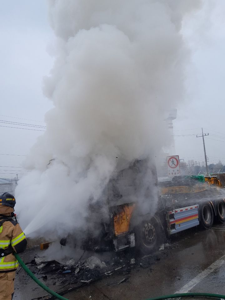 수도권제1순환고속도로 구리남양주톨게이트 인근에서 발생한 5t 트레일러 화재 현장. (사진=남양주소방서 제공) photo@newsis.com *재판매 및 DB 금지