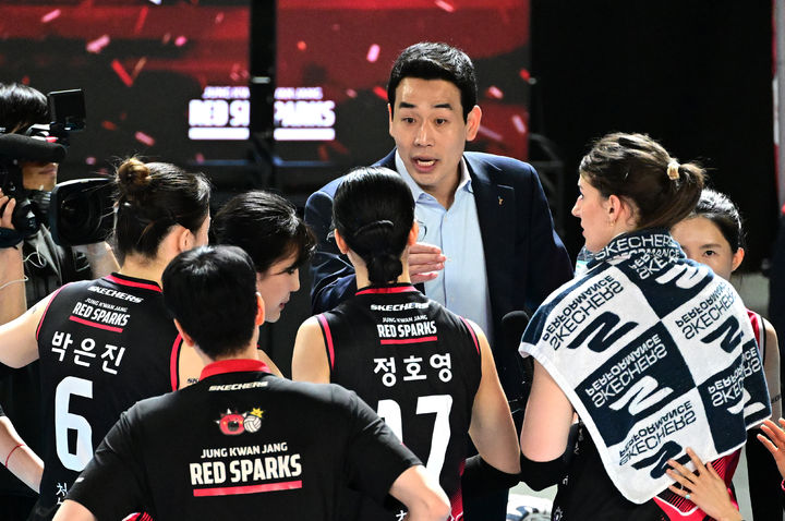[서울=뉴시스] 여자배구 정관장 고희진 감독이 4일 대전 충무체육관에서 열린 2024~2025 V-리그 여자부 챔피언결정전 흥국생명과의 경기에서 선수들에게 지시를 내리고 있다. 2025.04.04. *재판매 및 DB 금지