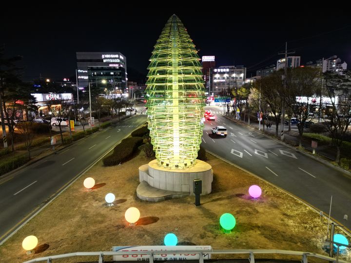 [구미=뉴시스] 미래의 씨앗 경관조명에 조명등 설치 (사진=구미시 제공) 2025.04.05 photo@newsis.com *재판매 및 DB 금지