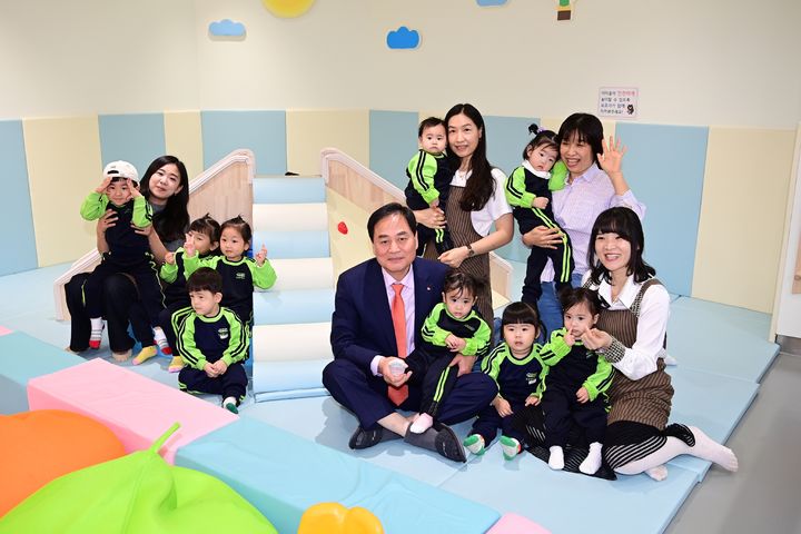 [김천=뉴시스] 육아종합지원센터 찾은 배낙호 김천시장. (사진=김천시 제공) 2025.04.05 photo@newsis.com *재판매 및 DB 금지