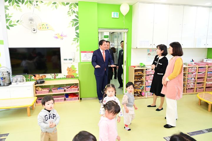 [김천=뉴시스] 육아종합지원센터 찾은 배낙호 김천시장. (사진=김천시 제공) 2025.04.05 photo@newsis.com *재판매 및 DB 금지