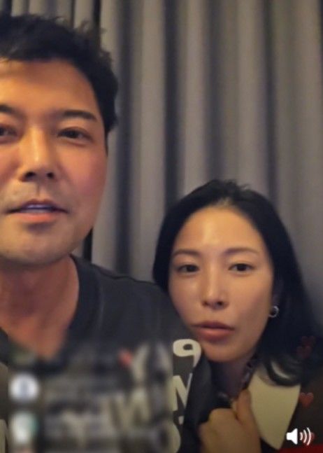 [서울=뉴시스] 방송인 전현무가 5일 소셜미디어(SNS)를 통해 가수 보아와 함께 라이브 방송을 했다. (사진=전현무 인스타그램 화면 캡처) 2025.04.05 photo@newsis.com *재판매 및 DB 금지