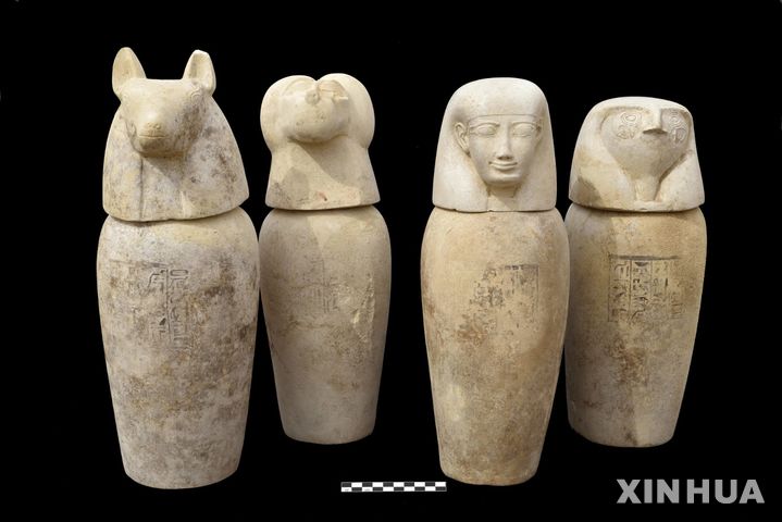 [룩소르( 이집트)=신화 /뉴시스] 이집트의 룩소르의 한 고대 무덤에서 발견된 시기 미상의 조각상들. 룩소르에서는 최근에도 새 파라오 무덤이 발견돼 람세스 신전의 유물과 유사한 부장품들이 확인되었다고 이집트 관광 문화재부가 발표했다. 2025. 06. 09. 