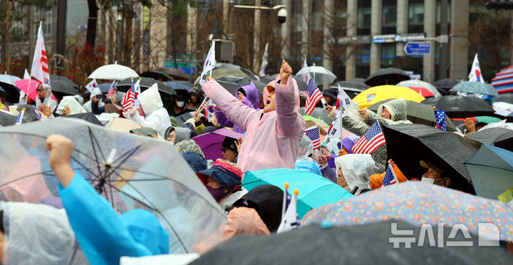 [서울=뉴시스] 박주성 기자 = 헌법재판소가 윤석열 대통령의 파면을 선고한 가운데 5일 서울 종로구 동화면세점 앞에서 윤석열 전 대통령 지지자들과 자유통일당 등 보수단체 회원들이 탄핵 무효를 촉구하며 구호를 외치고 있다. 2025.04.05. park7691@newsis.com