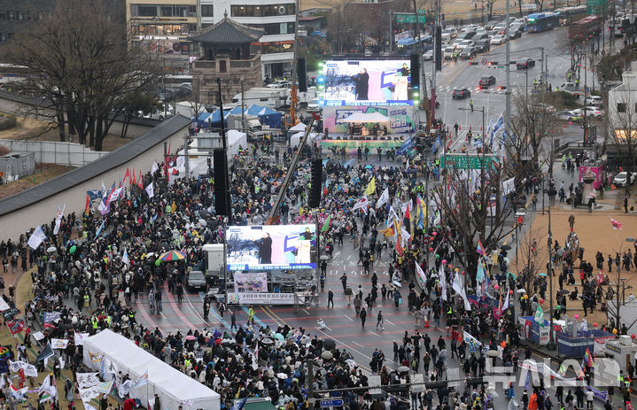 [서울=뉴시스] 박주성 기자 = 민주노총과 윤석열즉각퇴진·사회대개혁 비상행동 등이 헌법재판소가 윤석열 대통령의 파면을 선고한 이튿날인 5일 서울 광화문 동십자각 앞에서 열린 사회대개혁 집회 및 승리대회를 하고 있다. 2025.04.05. park7691@newsis.com