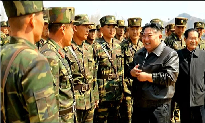 [서울=뉴시스] = 김정은 북한 국무위원장이 지난 4월 4일 특수작전부대 훈련기지를 방문하고 종합훈련을 지도했다고 조선중앙통신이 5일 보도했다. (사진=조선중앙TV 캡처) 2025.08.28. photo@newsis.com *재판매 및 DB 금지