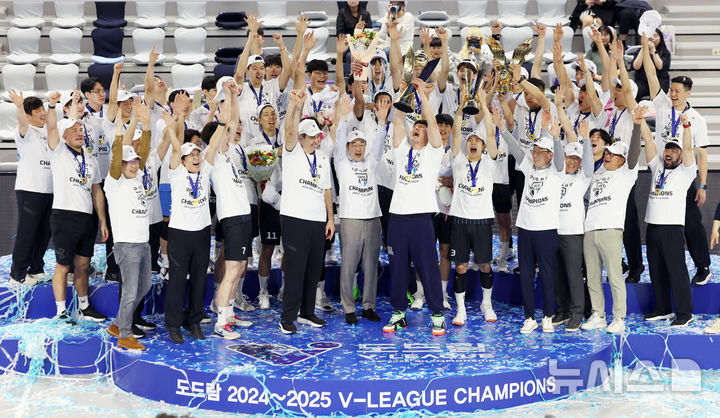 [인천=뉴시스] 김진아 기자 = 5일 인천 계양체육관에서 열린 2024-2025 V-리그 남자부 챔피언결정전 대한항공 점보스와 현대캐피탈 스카이워커스의 경기에서 승리해 통합 우승을 차지한 현대캐피탈 선수들이 우승 트로피를 들고 세리머니를 하고 있다.  현대캐피탈은 구단 최초 트레블(정규리그 1위·컵대회·챔피언결정전 우승)을 달성하는 영광도 누렸다. 2025.04.05. bluesoda@newsis.com
