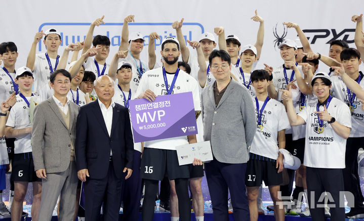 [인천=뉴시스] 김진아 기자 = 5일 인천 계양체육관에서 열린 2024-2025 V-리그 남자부 챔피언결정전 대한항공 점보스와 현대캐피탈 스카이워커스의 경기에서 승리, 통합 우승을 차지한 현대캐피탈의 레오가 MVP로 선정되자 기념촬영을 하고 있다.&nbsp; 현대캐피탈은 구단 최초 트레블(정규리그 1위·컵대회·챔피언결정전 우승)을 달성하는 영광도 누렸다. 2025.04.05. bluesoda@newsis.com