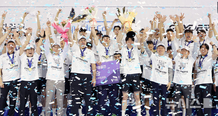 [인천=뉴시스] 김진아 기자 = 5일 인천 계양체육관에서 열린 2024-2025 V-리그 남자부 챔피언결정전 대한항공 점보스와 현대캐피탈 스카이워커스의 경기에서 승리해 통합 우승을 차지한 현대캐피탈 선수들이 우승 트로피를 들고 세리머니를 하고 있다. 현대캐피탈은 구단 최초 트레블(정규리그 1위·컵대회·챔피언결정전 우승)을 달성하는 영광도 누렸다. 2025.04.05. bluesoda@newsis.com