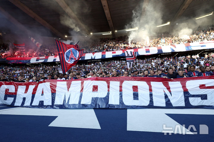 [파리=AP/뉴시스] 파리 생제르맹(PSG) 선수들이 지난달 5일(현지 시간) 프랑스 파리의 파르크 데 프랭스에서 열린 2024-25 리그1 앙제와의 경기에서 승리, 리그 우승을 차지한 후 팬들과 함께 환호하고 있다. 이강인이 결장한 PSG는 앙제를 1-0으로 물리치고 잔여 경기 결과에 상관없이 우승을 확정했다. 2025.04.06.