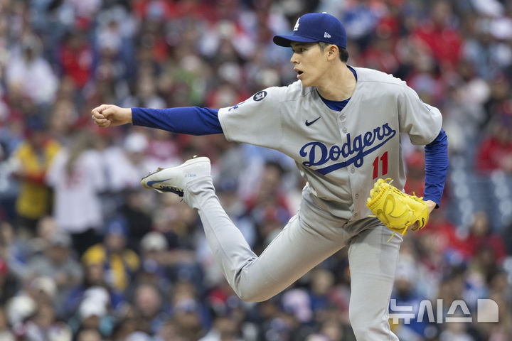 [필라델피아=AP/뉴시스] LA 다저스의 사사키 로키가 6일(한국 시간) 미국 펜실베이니아주 필라델피아의 시티즌스뱅크 파크에서 열린 2025 MLB 필라델피아 필리스와의 원정경기에 선발 등판해 역투하고 있다. 2025.04.06