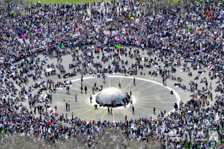 [시애틀 ( 미 워싱턴주)= AP/뉴시스] 시애틀 시내의 반 트럼프 "손 떼라! " 시위대가 5일(현지시간) 시내 광장에서 트럼프대통령과 일론 머스크의 정책과 최근 행보에 대해 비난하는 집회를 열고 있다. 2026. 04. 06.&nbsp;&nbsp; 