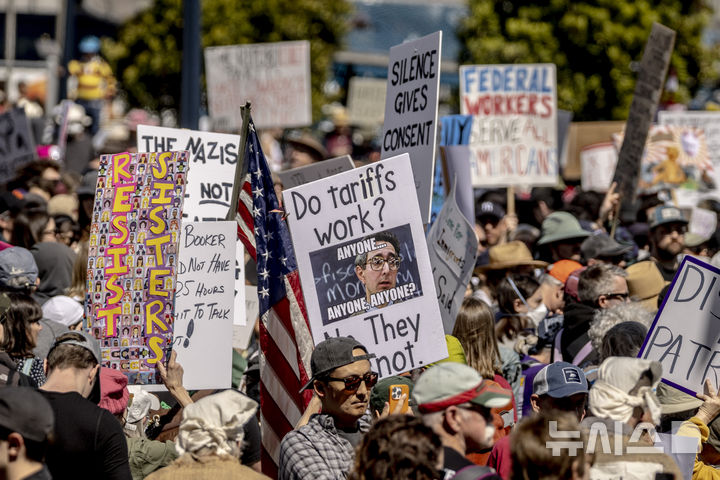 [샌프란시스코= AP/뉴시스] 트럼프 관세 패닉을 공개적으로 비판하며 목소리 내는 억만장자 투자자들이 늘고 있다. 사진은 샌프란시스코에서 행진하는 반트럼프 시위대. 2025. 04. 06.&nbsp; 