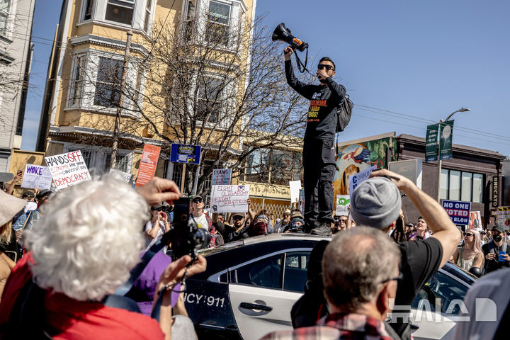[샌프란시스코= AP/뉴시스] 도널드 트럼프 미국대통령의 취임 이후 정책과 관세 폭탄, 연방정부 예산 감축과 감원에 항의하는 집회가 5일 (현지시간 ) 캘리포니아주 샌프란시스코 시내에서 열리고 있다. 2025. 04. 06.&nbsp; 