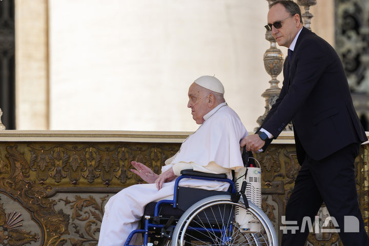 [바티칸시국=AP/뉴시스] 프란치스코 교황이 6일(현지 시간) 바티칸 성 베드로 광장에서 열린 희년 특별 미사에서 호흡용 튜브를 꽂은 채 휠체어를 타고 이동하고 있다. 프란치스코 교황은 폐렴에서 회복·퇴원한 지 2주 만에 신도들 앞에 모습을 드러내 사람들과 소통했다. 2025.04.07.
