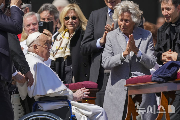 [바티칸=AP/뉴시스] 프란치스코 교황이 6일(현지 시간) 바티칸 성베드로광장에서 열린 환자와 의료종사자를 위한 특별 미사에 참석하고 있다. 2025.04.07.