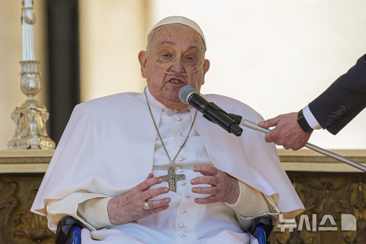 [바티칸=AP/뉴시스] 프란치스코 교황이 6일(현지 시간) 바티칸 성베드로광장에서 열린 환자와 의료종사자를 위한 특별 미사에 참석해 발언하고 있다. 2025.04.07.