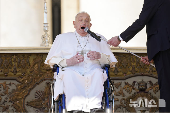 [바티칸=AP/뉴시스] 프란치스코 교황이 6일(현지 시간) 바티칸 성베드로광장에서 열린 환자와 의료종사자를 위한 특별 미사에 참석해 발언하고 있다. 2025.04.07.