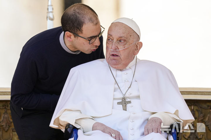 [바티칸=AP/뉴시스] 프란치스코 교황이 6일(현지 시간) 바티칸 성베드로광장에서 열린 환자와 의료종사자를 위한 특별 미사를 마친 뒤 보좌관과 대화하고 있다. 2025.04.07.