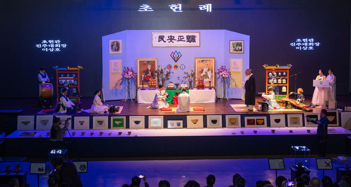 [진주=뉴시스] ‘2025 천년차문화 대차회’에서 이상호 대회장이 초헌례를 올리고 있다.(사진=천년차문화대차회조직위원회 제공).2025.04.06.photo@newsis.com *재판매 및 DB 금지