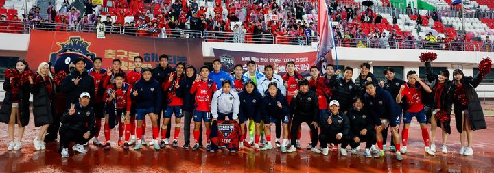 [김천=뉴시스] 대구전 승리 후 선수단이 기념사진을 찍고 있다. (사진=김천상무 제공) 2025.04.06 photo@newsis.com *재판매 및 DB 금지