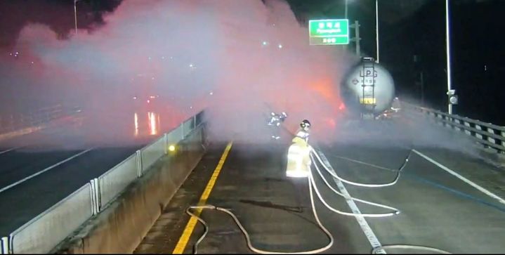[평택=뉴시스] 화재 현장. (사진=경기도소방재난본부 제공) 2025.04.06. photo@newsis.com *재판매 및 DB 금지