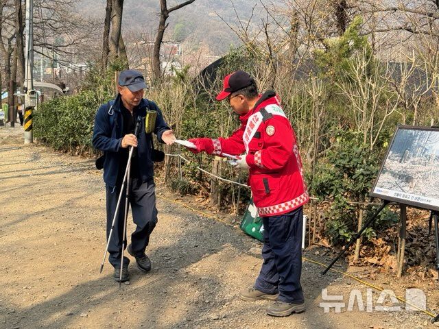 [시흥=뉴시스] 입산객에게 산불예방 안내문을 전달하고 있다. (사진=시흥시 제공). 2025.04.06.photo@newsis.com