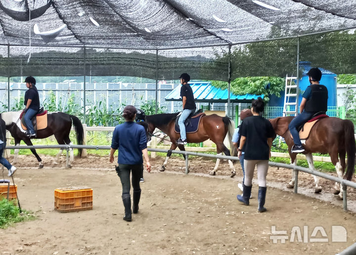 [과천=뉴시스] 학생 승마체험 현장. (사진=과천시 제공).2025.04.06.photo@newsis.com