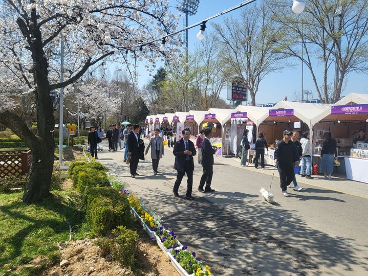 김제 시민문화체육공원 일원서 열린 '2025 꽃빛드리 축제'에 시민들의 발길이 이어지고 있다. *재판매 및 DB 금지